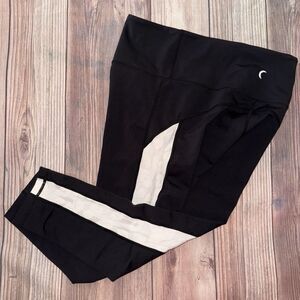 ZYIA Active White Leopard Strip Light n Tight Crop Leggings Pants Size 8-10